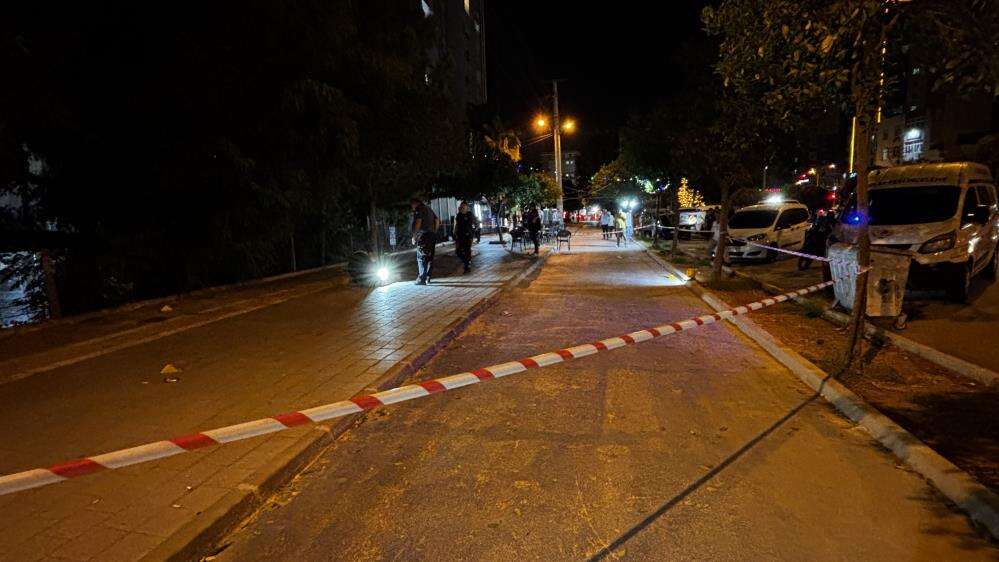 Sokak ortasında silahlı saldırı! Yürürken kurşunların hedefi oldu 8